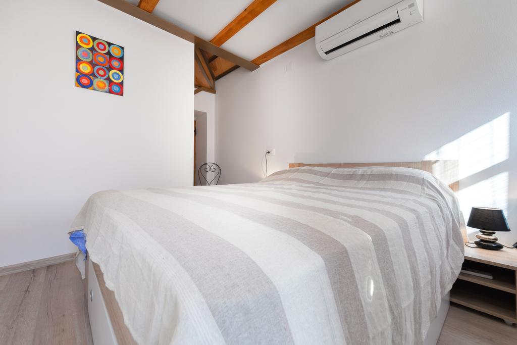 Apartment Pod Kastilom Jelsa  Bagian luar foto