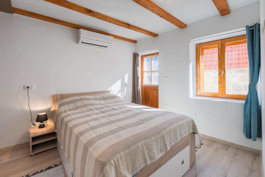 Apartment Pod Kastilom Jelsa  Bagian luar foto